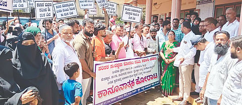 ತಿಮರಡ್ಡದಲ್ಲಿ ಮಲತ್ಯಾಜ್ಯ ಟಕ ವಿರೋಧಿಸಿ ಕಡಬ ಪಟ್ಟಣ ಪಂಚಾಯಿತಿ ಮುಂಭಾದಲ್ಲಿ ಸ್ಥಳೀಯರು ಪ್ರತಿಭಟಿಸಿದರು. ಪ್ರಮುಖರಾದ ಕೆ.ಎಚ್.ಹಂಝ, ಚಂದ್ರಶೇಖರ ಕರ್ಕೇರ, ಇಸ್ಮಾಯಿಲ್ ಕೆ.ಎಚ್. ಇತರರು ಇದ್ದರು.