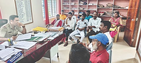  ಕಡಬ ಪೊಲೀಸ್ ಉಪನಿರೀಕ್ಷಕ ಜಂಬೂರಜ್ ಮಹಾಜನ್ ಅಧ್ಯಕ್ಷತೆಯಲ್ಲಿ ಎಸ್ಸಿ-ಎಸ್ಟಿ ಕುಂದುಕೊರತೆ ಸಭೆ ನಡೆಯಿತು.