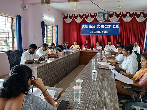  ಕಡಬ ಪಪಂ ಸಾಮಾನ್ಯ ಸಭೆ ಅಧ್ಯಕ್ಷೆ ತಮನ್ನಾ ಜಬಿನ್ ಅಧ್ಯಕ್ಷತೆಯಲ್ಲಿ ನಡೆಯಿತು. ಮುಖ್ಯಾಧಿಕಾರಿ ಲೀಲಾವತಿ, ಉಪಾಧ್ಯಕ್ಷೆ ನೀಲಾವತಿ ಶಿವರಾಮ್, ಸದಸ್ಯರಾದ ಸಿ.ಜೆ.ಸೈಮನ್, ಕೃಷ್ಣಪ್ಪ ಪೂಜಾರಿ ಉಪಸ್ಥಿತರಿದ್ದರು.  