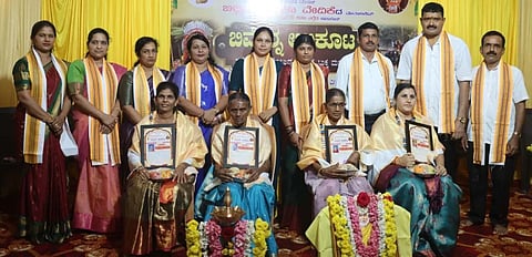 ಕಡಬದಲ್ಲಿ ಆಯೋಜಿಸಿದ್ದ ಬಿಲ್ಲವರ ಆಟಿ ಕೂಟದಲ್ಲಿ ಸಾಧಕರನ್ನು ಸನ್ಮಾನಿಸಲಾಯತು. ಪಿ.ವೈ.ಕುಸುಮಾ, ಸತೀಶ್ ಕೆ.ಐತ್ತೂರು, ಚಿದಾನಂದ ಸುವರ್ಣ, ಪುಷ್ಪಾವತಿ ಕೇಕುಡೆ ಇತರರಿದ್ದರು.