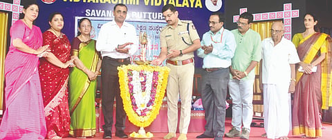 ಶೀಂಟೂರು ಸ್ಮತಿ ಕಾರ್ಯಕ್ರಮವನ್ನು ಪುತ್ತೂರು ಉಪ ಪೊಲೀಸ್ ಅಧೀಕ್ಷಕ ಪ್ರಮೋದ್ ಕುಮಾರ್ ಬಿ. ಉದ್ಘಾಟಿಸಿದರು. ಪ್ರಮುಖರಾದ ಡಾ.ಸುಂದರ್ ಕೇನಾಜೆ, ಅಶ್ವಿನ್ ಎಲ್.ಶೆಟ್ಟಿ, ಡಾ.ರೇವತಿ ನಂದನ್ ಮೊದಲಾದವರಿದ್ದರು.  