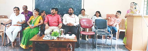  ಕೊಯಿಲ ಗ್ರಾಮಪಂಚಾಯಿತಿ ಗ್ರಾಮಸಭೆಯಲ್ಲಿ ಕಾರ್ಯದರ್ಶಿ ಶಾರದಾ ಪಿ.ಎ. ಮಾತನಾಡಿದರು. ಸಹಾಯಕ ಕಾರ್ಯನಿರ್ವಾಹಕ ಇಂಜಿನಿಯರ್ ಭರತ್ ಬಿ.ಎಂ, ಅಭಿವೃದ್ಧಿ ಅಧಿಕಾರಿ ಸಂದೇಶ್ ಮೊದಲಾದವರಿದ್ದರು.