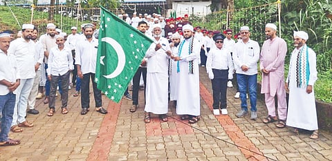  ಈದ್ ಮೆರವಣಿಗೆಗೆ ಗಂಡಿಬಾಗಿಲು ಮಸೀದಿ ಖತೀಬ್ ಇಲ್ಯಾಸ್ ಅರ್ಶದಿ ಚಾಲನೆ ನೀಡಿದರು. ಮದ್ರಸದ ಮುಖ್ಯಶಿಕ್ಷಕ ಹನೀಫ್ ಅರ್ಶದಿ, ಮುಅದ್ದಿಂ ಅಬೂಬಕ್ಕರ್ ದಾರಿಮಿ, ಮಸೀದಿ ಅಧ್ಯಕ್ಷ ಎಸ್.ಅಬ್ದುಲ್ ರಹಿಮಾನ್ ಮೊದಲಾದವರಿದ್ದರು.  