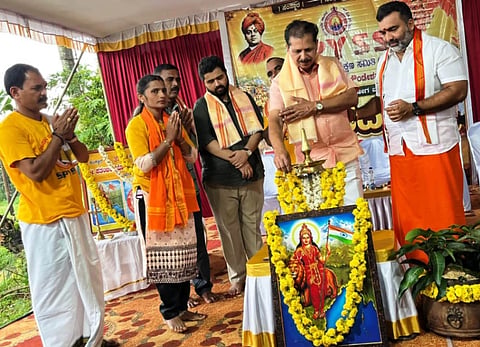  ‘ಕೆಸರ್ಡ್ ಒಂಜಿ ದಿನ’ ಕಾರ್ಯಕ್ರಮವನ್ನು ಮಾಜಿ ಶಾಸಕ ಸಂಜೀವ ಮಠಂದೂರು ಉದ್ಘಾಟಿಸಿದರು. ಕಿರಣ್‌ಚಂದ್ರ ಪುಷ್ಪಗಿರಿ, ಆನಂದ ಕುಂಟಿನಿ, ಸಂತೋಷ್ ಮತ್ತಿತರರು ಇದ್ದರು.