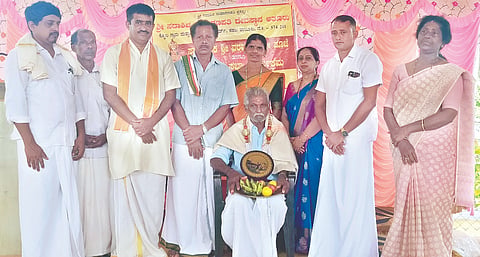  ಧಾರ್ಮಿಕ ಸಭಾ ಕಾರ್ಯಕ್ರಮದಲ್ಲಿ ದಾನಿ ಧರ್ಣಪ್ಪ ಗೌಡ ಅವರನ್ನು ಸನ್ಮಾನಿಸಲಾಯಿತು. ಪ್ರಮುಖರಾದ ಶೈಲಜಾ ಶೆಣೈ, ವಿದ್ಯಾವತಿ, ವೆಂಕಟ್ರಮಣ ಕುದ್ರೆತ್ತಾಯ, ನೀರಜ್ ಕುಮಾರ್ ರೈ, ಯತೀಶ್ ಮೊದಲಾದವರು ಉಪಸ್ಥಿತರಿದ್ದರು.  