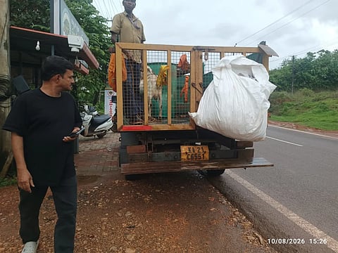  ಕಡಬ ಪಟ್ಟಣ ಪಂಚಾಯಿತಿ ಸಿಬ್ಬಂದಿ ಆಡನ್ನು ವಶಕ್ಕೆ ಪಡೆದಿರುವುದು.