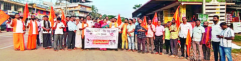 ಮಂಗಳವಾರ ಸಾಯಂಕಾಲ ವಿಶ್ವ ಹಿಂದು ಪರಿಷತ್ ಕಡಬ ಪ್ರಖಂಡ ನೇತೃತ್ವದಲ್ಲಿ ಗೋಹತ್ಯಾ ನಿಷೇಧ ಕಾನೂನು ತಿದ್ದುಪಡಿ ಮಾಡಲು ಹೊರಟಿರುವ ರಾಜ್ಯ ಸರ್ಕಾರದ ಧೋರಣೆ ಖಂಡಿಸಿ ಪ್ರತಿಭಟನೆ ನಡೆಯಿತು. 