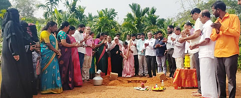 ರಂಗಮಂದಿರ ಮತ್ತು ಭೋಜನ ಶಾಲೆ ನಿರ್ಮಾಣಕ್ಕೆ ಶಾಸಕಿ ಭಾಗೀರಥಿ ಮುರುಳ್ಯ ಗುದ್ದಲಿ ಪೂಜೆ ನೆರವೇರಿಸಿದರು. 