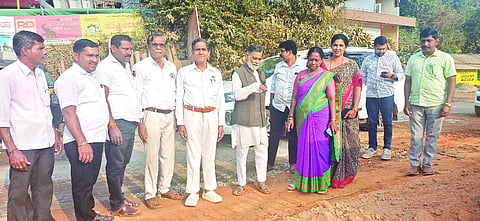 ಕಡಬ-ಪಂಜ ರಸ್ತೆಯ ಕಡಬದಿಂದ ಓಂತ್ರಡ್ಕವರೆಗಿನ ಅಭಿವೃದ್ಧಿ ಕಾಮಗಾರಿಯನ್ನು ಶಾಸಕಿ ಭಾಗೀರಥಿ ಮುರುಳ್ಯ ವೀಕ್ಷಿಸಿದರು.