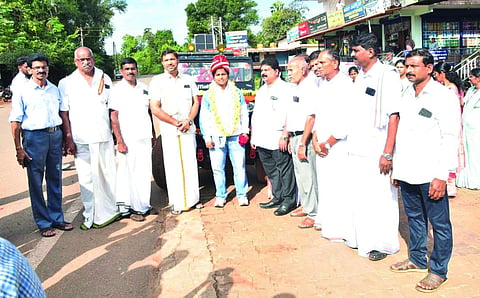 ಬಾಂಗ್ಲಾದೇಶದ ಢಾಕಾದಲ್ಲಿ ನಡೆದ ವಿಶ್ವ ಕಬಡ್ಡಿ ಚಾಂಪಿಯನ್‌ಷಿಪ್‌ನಲ್ಲಿ ಭಾರತ ದೇಶವನ್ನು ಪ್ರತಿನಿಧಿಸಿ ಚಿನ್ನದ ಪದಕ ವಿಜೇತರಾದ ಧನಲಕ್ಷ್ಮೀ ಅವರನ್ನು ಆಲಂಕಾರು ಪೇಟೆಯಲ್ಲಿ ಸ್ವಾಗತಿಸಲಾಯಿತು.
