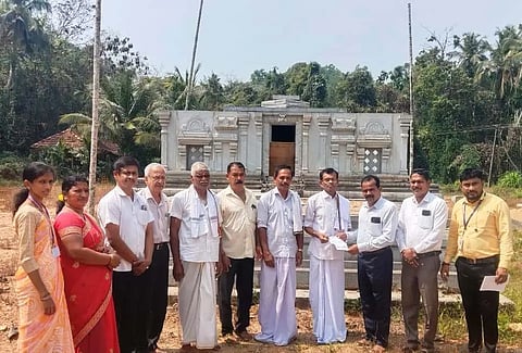   ಬರೆಪ್ಪಾಡಿ ಶ್ರೀ ಪಂಚಲಿಂಗೇಶ್ವರ ದೇವಸ್ಥಾನದ ಆಡಳಿತ ಪ್ರಮುಖರಿಗೆ ಸಹಾಯಧನದ ಡಿಡಿ ವಿತರಿಸಲಾಯಿತು. ಶ್ರೀ ಕ್ಷೇತ್ರ ಧರ್ಮಸ್ಥಳ ಗ್ರಾಮಾಭಿವೃದ್ಧಿ ಯೋಜನೆ ಜಿಲ್ಲಾ ನಿರ್ದೇಶಕ ಬಾಬು ನಾಯ್ಕ ಎ., ಕಡಬ ಅಖಿಲ ಕರ್ನಾಟಕ ಜನಜಾಗೃತಿ ವೇದಿಕೆ, ತಾಲೂಕು ಅಧ್ಯಕ್ಷ ಮಹೇಶ್ ಕೆ.ಸವಣೂರು ಮೊದಲಾದವರಿದ್ದರು. 