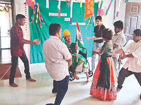  ಎಂಡೋ ಸಂತ್ರಸ್ತ ಮಕ್ಕಳಿಂದ ವಿವಿಧ ಸಾಂಸ್ಕೃತಿಕ ಕಾರ್ಯಕ್ರಮ ನಡೆಯಿತು.