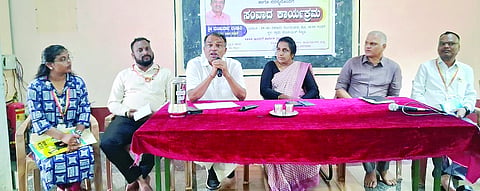 ಕೊೖಲ ಗ್ರಾ.ಪಂ.ನಲ್ಲಿ ಎಂಎಲ್‌ಸಿ ಮಂಜುನಾಥ ಭಂಡಾರಿ ಪಂಚಾಯಿತಿ ಜನಪ್ರತಿನಿಧಿಗಳೊಂದಿಗೆ ಸಂವಾದ ನಡೆಸಿದರು. ಪ್ರಮುಖರಾದ ಪ್ರಭಾಕರ ಖಜೂರೆ, ನವೀನ್ ಭಂಡಾರಿ, ಪುಷ್ಪಾ ಸುಭಾಷ್ ಆರ‌್ವಾರ, ಗಾಯತ್ರಿ, ಯತೀಶ್ ಮತ್ತಿತರರು ಉಪಸ್ಥಿತರಿದ್ದರು.