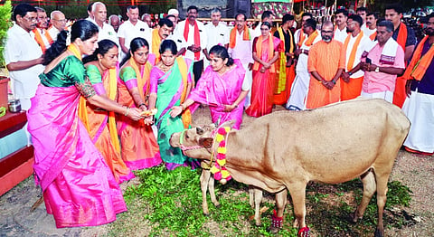 ಹಿಂದೂ ಸಂಗಮ ಕಾರ್ಯಕ್ರಮದಲ್ಲಿ ಮಾತೆಯರಿಂದ ಗೋಪೂಜೆ ನಡೆಯಿತು. ಗ್ರಾಮ ವಿಕಾಸ ಮಂಗಳೂರು ವಿಭಾಗ ಸಂಯೋಜಕ ಜಿತೇಂದ್ರ, ಧಾರ್ಮಿಕ ಮಾರ್ಗದರ್ಶಕ ಮಾಧವ ಆಚಾರ್ಯ ಇಜ್ಜಾವು ಮೊದಲಾದವರಿದ್ದರು. 