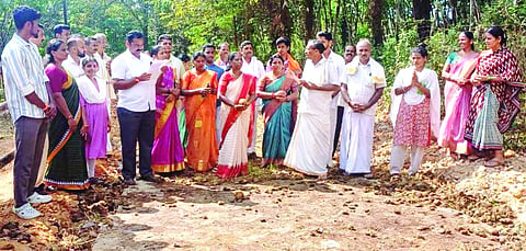 ಅಡೆಂಜ ದೇವಸ್ಥಾನ ಸಂಪರ್ಕ ರಸ್ತೆಯನ್ನು ಶಾಸಕಿ ಭಾಗೀರಥಿ ಮುರುಳ್ಯ ಉದ್ಘಾಟಿಸಿದರು. ನೂಜಿಬಾಳ್ತಿಲ ಗ್ರಾಪಂ ಅಧ್ಯಕ್ಷೆ ಚಂದ್ರಾವತಿ, ಗ್ರಾಪಂ ಸದಸ್ಯರಾದ ಗಂಗಮ್ಮ ಕಲ್ಲುಗುಡ್ಡೆ, ವಿಜಯಲಕ್ಷ್ಮೀ, ವಿನಯಕುಮಾರಿ ಬಳಕ್ಕ ಉಪಸ್ಥಿತರಿದ್ದರು.