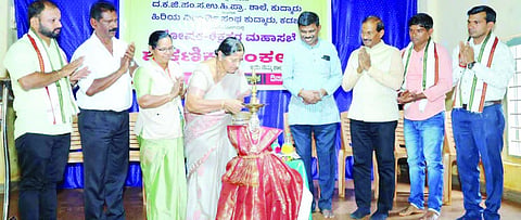  ಕುದ್ಮಾರು ಶಾಲೆಯಲ್ಲಿ ಶೈಕ್ಷಣಿಕ-ಸಂಕಲನ ಸರಣಿ ಕಾರ್ಯಕ್ರಮಕ್ಕೆ ನಿವೃತ್ತ ಮುಖ್ಯಶಿಕ್ಷಕಿ ಕೆ.ಸುಶೀಲಾ ಮೋಹನ್ ಚಾಲನೆ ನೀಡಿದರು. ಪ್ರಮುಖರಾದ ರಾಜೇಂದ್ರ ಭಟ್, ಶಿವರಾಮ ಏನೆಕಲ್ಲು, ದೇವರಾಜ ನೂಜಿ ಮೊದಲಾದವರಿದ್ದರು.