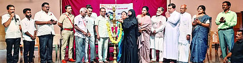 ಸಭಾ ಕಾರ್ಯಕ್ರಮವನ್ನು ಕಡಬ ಪಪಂ ಅಧ್ಯಕ್ಷೆ ತಮನ್ನಾ ಜಬೀನ್ ಉದ್ಘಾಟಿಸಿದರು. ಕಡಬ ಪೊಲೀಸ್ ಠಾಣಾ ಉಪನಿರೀಕ್ಷಕ ಜಂಬೂರಾಜ್, ಪಪಂ ಮುಖ್ಯಾಧಿಕಾರಿ ಲೀಲಾವತಿ, ಕಡಬ ಸರ್ಕಾರಿ ಪದವಿ ಪೂರ್ವ ಕಾಲೇಜು ಪ್ರಾಂಶುಪಾಲ ದೇವರಾಜ್ ಉಪಸ್ಥಿತರಿದ್ದರು.