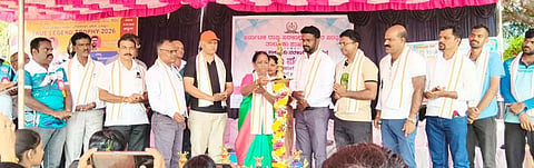 ಕಡಬದ ಸೇಂಟ್ ಜೋಕಿಮ್ಸ್ ಮೈದಾನದಲ್ಲಿ ಸರ್ಕಾರಿ ನೌಕರರ ಸಂಘದ ಕ್ರೀಡಾಕೂಟವನ್ನು ಶಾಸಕಿ ಭಾಗೀರಥಿ ಮುರುಳ್ಯ ಉದ್ಘಾಟಿಸಿದರು. ತಹಸೀಲ್ದಾರ್ ಪ್ರಭಾಕರ ಖಜೂರೆ, ತಾ.ಪಂ. ಕಾರ್ಯನಿರ್ವಹಣಾಧಿಕಾರಿ ನವೀನ್ ಭಂಡಾರಿ ಎಚ್., ವಿಮಲ್ ಕುಮಾರ್ ಮತ್ತಿತರರಿದ್ದರು.