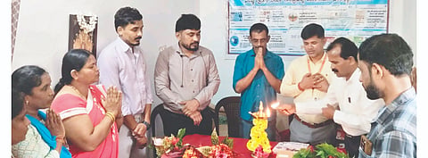  ಡಿಜಿ ಪೇ ಸೌಲಭ್ಯಕ್ಕೆ ಧರ್ಮಸ್ಥಳ ಗ್ರಾಮಾಭಿವೃದ್ಧಿ ಯೋಜನೆ ಜಿಲ್ಲಾ ನಿರ್ದೇಶಕ ಬಾಬು ನಾಯ್ಕ ಚಾಲನೆ ನೀಡಿದರು. ಪ್ರಮುಖರಾದ ಸತೀಶ್ಚಂದ್ರ ರೈ, ಸೋಮೇಶ್, ಸುಜಾತಾ, ರಕ್ಷಕ್ ಮತ್ತಿತರರಿದ್ದರು.