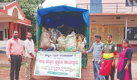ಹೆದ್ದಾರಿ ಬದಿ ಶೇಖರಿಸಿದ ಕಸವನ್ನು ಆಯಾಯ ಗ್ರಾಪಂಗಳ ಘನತ್ಯಾಜ್ಯ ಘಟಕಕ್ಕೆ ಸ್ವಚ್ಛವಾಹಿನಿಯ ಮೂಲಕ ಸಾಗಿಸಲಾಯಿತು.