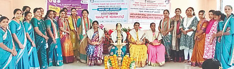  ಬಿಳಿನೆಲೆ ನಂದಗೋಕುಲ ಸಂಜೀವಿನಿ ಒಕ್ಕೂಟ ಮಹಾಸಭೆಯಲ್ಲಿ ಸ್ವಚ್ಛತಾ ಸಿಬ್ಬಂದಿಯನ್ನು ಸನ್ಮಾನಿಸಲಾಯಿತು. ಚಂದ್ರಾವತಿ ರೈ, ಧನ್ಯಶ್ರೀ, ನಿಶಾಪ್ರಿಯಾ, ಉಮಾವತಿ ಮೊದಲಾದವರು ಉಪಸ್ಥಿತರಿದ್ದರು.