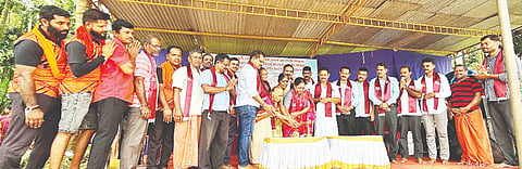 ಇಡ್ಯಾಡಿಯಲ್ಲಿ ನಡೆದ ಕೆಸರ್‌ಡ್ ಒಂಜಿ ದಿನ ಕಾರ್ಯಕ್ರಮದಲ್ಲಿ ಶಾಸಕಿ ಭಾಗೀರಥಿ ಮುರುಳ್ಯ, ಗಂಗಮ್ಮ, ವಾಸುದೇವ ಇಡ್ಯಾಡಿ, ವೆಂಕಟ್ ವಳಲಂಬೆ, ಪ್ರದೀಪ್ ರೈ ಮನವಳಿಕೆ ಇತರರು ಇದ್ದರು.      