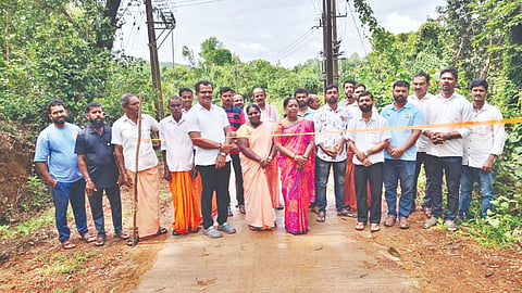  ಕಾಂಕ್ರೀಟ್ ರಸ್ತೆಯನ್ನು ಶಾಸಕಿ ಭಾಗೀರಥಿ ಮುರುಳ್ಯ ಉದ್ಘಾಟಿಸಿ ಮಾತನಾಡಿದರು. ಬಿಜೆಪಿ ಜಿಲ್ಲಾ ಉಪಾಧ್ಯಕ್ಷ ರಾಕೇಶ್ ರೈ ಕೆಡೆಂಜಿ, ಸುಳ್ಯ ಮಂಡಲ ಕಾರ್ಯದರ್ಶಿ ಗಣೇಶ್ ಉದನಡ್ಕ ಮೊದಲಾದವರಿದ್ದರು.