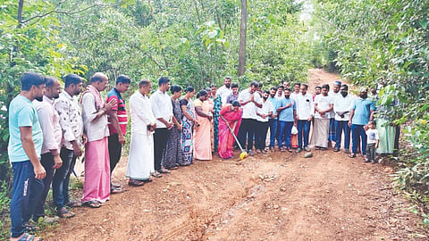  ಶಾಸಕಿ ಭಾಗೀರಥಿ ಮುರುಳ್ಯ ಗುದ್ದಲಿಪೂಜೆ ನೆರವೇರಿಸಿದರು. ಬಿಜೆಪಿ ಜಿಲ್ಲಾ ಉಪಾಧ್ಯಕ್ಷ ರಾಕೇಶ್ ರೈ ಕೆಡೆಂಜಿ, ಸುಳ್ಯ ಬಿಜೆಪಿ ಮಂಡಲ ಕಾರ್ಯದರ್ಶಿ ಗಣೇಶ್ ಉದನಡ್ಕ ಮೊದಲಾದವರಿದ್ದರು.