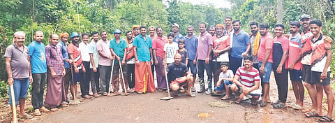  ಸ್ಥಳೀಯರು ರಸ್ತೆಗಳಲ್ಲಿ ಉಂಟಾದ ಹೊಂಡಗಳಿಗೆ ಶ್ರಮಸೇವೆಯ ಮೂಲಕ ಮಣ್ಣು, ಜಲ್ಲಿಕಲ್ಲು ತುಂಬಿಸಿ ಸಂಚಾರ ಯೋಗ್ಯಗೊಳಿಸಿದರು.