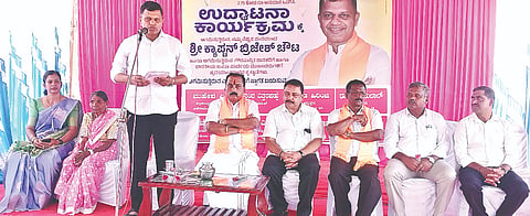  ಆಲಂಕಾರು-ಪರಕ್ಕಾಲು ಡಾಮರೀಕರಣ ರಸ್ತೆ ಉದ್ಘಾಟಿಸಿ ಸಂಸದ ಕ್ಯಾ.ಬ್ರಿಜೇಶ್ ಚೌಟ ಮಾತನಾಡಿದರು. ವೆಂಕಟ್ ವಳಲಂಬೆ, ಪ್ರಸನ್ನ ಮಾರ್ತ, ಭರತ್, ಚೋಮು ಮೊದಲಾದವರು ಉಪಸ್ಥಿತರಿದ್ದರು.