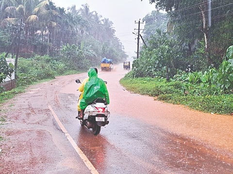  ಭಾರಿ ಮಳೆಯಿಂದಾಗಿ ರಸ್ತೆಯಲ್ಲಿ ಹರಿಯುತ್ತಿರುವ ನೀರು.