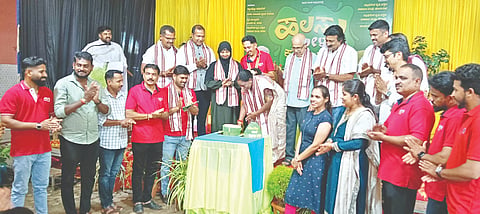  ಹಲಸಿನ ಕೇಕ್ ಕತ್ತರಿಸುವ ಮೂಲಕ ಕಡಬದಲ್ಲಿ ಹಲಸು ಮೇಳಕ್ಕೆ ಶಾಸಕಿ ಭಾಗೀರಥಿ ಮುರುಳ್ಯ ಚಾಲನೆ ನೀಡಿದರು. ಶ್ರೀಪಡ್ರೆ, ಜೇಮ್ಸ್ ಕ್ರಿಶಲ್ ಡಿಸೋಜ, ಭರತ್‌ರಾಜ್ ಸೊರಕೆ ಮೊದಲಾದವರು ಉಪಸ್ಥಿತರಿದ್ದರು.  
