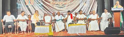  ಶರವೂರು ಬ್ರಹ್ಮಕಲಶೋತ್ಸವ ಧಾರ್ಮಿಕ ಸಭೆಯಲ್ಲಿ ವಿದ್ವಾನ್ ಪಂಜ ಭಾಸ್ಕರ ಭಟ್ ಮಾತನಾಡಿದರು. ಗೋಪಾಲಕೃಷ್ಣ ಪಡ್ಡಿಲ್ಲಾಯ, ರಾಮಮೋಹನ್ ರೈ, ಅಜಿತ್ ಪಾಲೇರಿ, ಬೀರಂತಡ್ಕ ಸುಬ್ರಹ್ಮಣ್ಯ ಭಟ್ ಮತ್ತಿತರರು ಉಪಸ್ಥಿತರಿದ್ದರು.