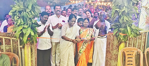 ಅಂಗಡಿ ಮನೆ ದೈವಸ್ಥಾನದ ಮೇಲ್ಚಾವಣಿಯ ಉದ್ಘಾಟನೆ ಶಾಸಕಿ ಭಾಗೀರಥಿ ಮುರುಳ್ಯ ನೆರವೇರಿಸಿದರು. ಕೃಷ್ಣ ಶೆಟ್ಟಿ, ಚೋಂಕ್ರ, ರಮೇಶ್ ಅಂಗಡಿಮನೆ, ಸುಂದರ, ಆನಂದ ಮತ್ತಿತರರಿದ್ದರು.