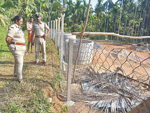 ಸ್ಫೋಟಕದಿಂದ ಹಾನಿಯಾದ ಸ್ಥಳಕ್ಕೆ ಬೆಳ್ತಂಗಡಿ ಡಿವೈಎಸ್‌ಪಿ ರೋಹಿಣಿ ಸಿ.ಕೆ. ಹಾಗೂ ಸಿಬ್ಬಂದಿ ಭೇಟಿ ನೀಡಿ ಪರಿಶೀಲಿಸಿದರು.