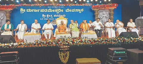  ಶರವೂರು ದುರ್ಗಾಪರಮೇಶ್ವರಿ ದೇವಸ್ಥಾನದ ಬ್ರಹ್ಮಕಲಶೋತ್ಸವದ ಧಾರ್ಮಿಕ ಸಭೆಯಲ್ಲಿ ಸುಬ್ರಹ್ಮಣ್ಯ ಶ್ರೀ  ವಿದ್ಯಾಪ್ರಸನ್ನ ತೀರ್ಥ ಸ್ವಾಮೀಜಿ ಆರ್ಶೀವಚನ ನೀಡಿದರು. ಪ್ರಮುಖರಾದ ಡಾ.ರವಿ ಶೆಟ್ಟಿ, ಮಿತ್ರಂಪಾಡಿ ಜಯರಾಮ ರೈ, ಹೇಮಂತ್ ರೈ ಮತ್ತಿತರರಿದ್ದರು.