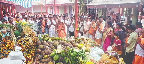 ಆತೂರು ಶ್ರೀ ಸದಾಶಿವ ಮಹಾಗಣಪತಿ ದೇವಸ್ಥಾನ ಜಾತ್ರೋತ್ಸವ ಪ್ರಯುಕ್ತ ಭಕ್ತರಿಂದ ಸಮರ್ಪಿಸಿದ ಹಸಿರುವಾಣಿ ಹೊರೆಕಾಣಿಕೆಗೆ ಪೂಜೆ ನೆರವೇರಿತು. ನೀರಜ್ ಕುವಾರ್ ರೈ, ಸುನಿತ್‌ರಾಜ್ ಶೆಟ್ಟಿ, ಯತೀಶ್ ಗುಂಡಿಜೆ ಇತರರಿದ್ದರು.  