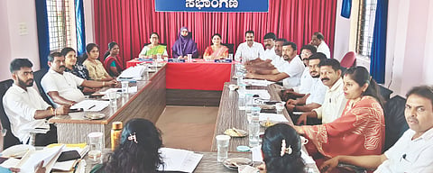 ಕಡಬ ಪಪಂ ಅಧ್ಯಕ್ಷೆ ತಮನ್ನಾ ಜುಬಿನ್ ಅಧ್ಯಕ್ಷತೆಯಲ್ಲಿ ಸಾಮಾನ್ಯ ಸಭೆಯಲ್ಲಿ ನಡೆಯಿತು. ಅಕ್ಷತಾ ಬಾಲಕೃಷ್ಣ, ಸೈಮನ್ ಸಿ.ಜೆ., ನೀಲಾವತಿ ಶಿವರಾಮ್, ಕೃಷ್ಣಪ್ಪ ಬೈಲಂಗಡಿ, ರೋಹಿತ್ ಪಣೆಮಜಲು ಮೊದಲಾದವರಿದ್ದರು.