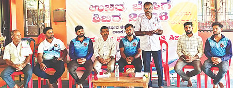 ಕುಂತೂರು ಶಾರದಾಂಬ ಸ್ಪೋರ್ಟ್ಸ್​ ಕ್ಲಬ್​ ವತಿಯಿಂದ ನಡೆದ ಕಬಡ್ಡಿ ತರಬೇತಿ ಶಿಬಿರದ ಸಮಾರೋಪದಲ್ಲಿ ಗಿರಿಶಂಕರ ಸುಲಾಯ ಮಾತನಾಡಿದರು. ಯೋಗೀಶ್​ ಎಂ.ಪಿ, ನಾಗಪ್ಪ ಗೌಡ, ಅಶೋಕ್​ ರೈ ಇತರರು ಇದ್ದರು.