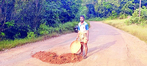 ಹೊಂಡಗಳಿಗೆ ಮಣ್ಣು ಹಾಕಿ ಮುಚ್ಚಿದ ಇಸಾಕ್ ಕುದುಲೂರು.