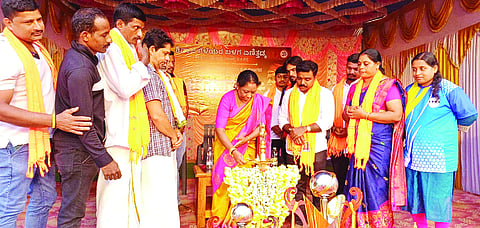 ಪುರುಷ ಮತ್ತು ಮಹಿಳಾ ಹಗ್ಗ ಜಗ್ಗಾಟ ಪಂದ್ಯಾಟಕ್ಕೆ ಶಾಸಕಿ ಭಾಗೀರಥಿ ಮುರುಳ್ಯ ಉದ್ಘಾಟಿಸಿದರು.