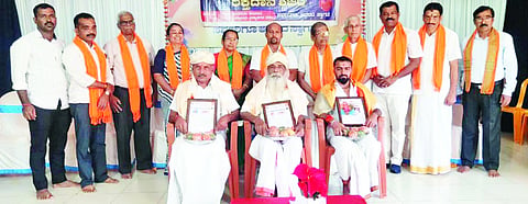  ಕಡಬದ ವಿದ್ಯಾನಗರದಲ್ಲಿ ಸರಸ್ವತೀ ವಿದ್ಯಾಲಯದಲ್ಲಿ ಆಯೋಜಿಸಲಾಗಿದ್ದ ರಕ್ತದಾನ ಶಿಬಿರದಲ್ಲಿ ಗೋಪಾಲಕೃಷ್ಣ ಕೆದಿಲಾಯ, ರಾಮಕಷ್ಣ ರೈ ವಾಲೆಂಗ್ರಿ, ಚೇತನ್ ಬೊಳುವಾರು ಅವರನ್ನು ಸನ್ಮಾನಿಸಲಾಯಿತು. 