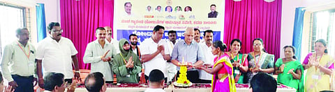  ಕಡಬದಲ್ಲಿ ಗ್ಯಾರಂಟಿ ಯೋಜನೆಗೆ ನೋಂದಣಿಗೆ ಬಾಕಿ ಇರುವ ಮತ್ತು ತಿರಸ್ಕೃತ ಅರ್ಜಿಗಳ ವಿಲೇವಾರಿ ಶಿಬಿರವನ್ನು ಫಲಾನುಭವಿ ಗುಲಾಬಿ ಜಗನ್ನಾಥ ಉದ್ಘಾಟಿಸಿದರು.  