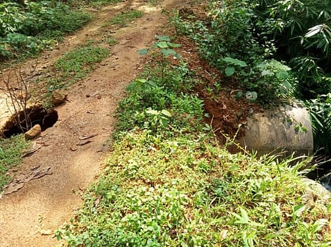 ಹದಗೆಟ್ಟಿರುವ ಕೊಂಬಾರು ಕಟ್ಟೆ ರಸ್ತೆ.