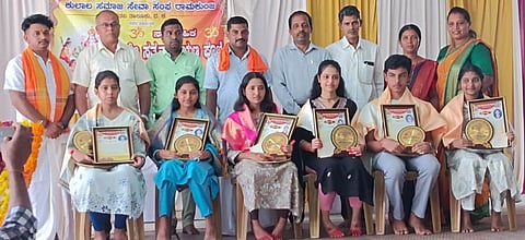 ರಾಮಕುಂಜದಲ್ಲಿ ಸಾಧಕ ವಿದ್ಯಾರ್ಥಿಗಳನ್ನು ಸನ್ಮಾನಿಸಲಾಯಿತು. ಹರೀಶ್ ಹೊಸಮಣ್ಣು, ಸಾಹಿತಿ ವಿಶ್ವನಾಥ ಕುಲಾಲ್ ಮಿತ್ತೂರು ಮೊದಲಾದವರಿದ್ದರು.  