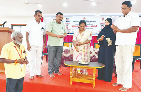  ಕಡಬ ತಾಲೂಕುಮಟ್ಟದ ಪ್ರಜಾಸೇವಾ ಆಂದೋಲನ ಕಾರ್ಯಕ್ರಮವನ್ನು ಶಾಸಕಿ ಭಾಗೀರಥಿ ಮುರುಳ್ಯ ಉದ್ಘಾಟಿಸಿದರು. ಪ್ರಮುಖರಾದ ತಮನ್ನಾ ಜಬೀನ್, ಗಣೇಶ್ ಸವನೂರ, ಕೃಷ್ಣಪ್ಪ ದೇವಾಡಿಗ ಸನಿಲ ಮೊದಲಾದವರು ಉಪಸ್ಥಿತರಿದ್ದರು.