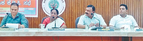  ಕಡಬ ತಾಪಂ ಸಭಾಂಗಣದಲ್ಲಿ ಶಾಸಕಿ ಭಾಗೀರಥಿ ಮುರುಳ್ಯ ಅಧ್ಯಕ್ಷತೆಯಲ್ಲಿ ತ್ರೈಮಾಸಿಕ ಕೆಡಿಪಿ ಸಭೆ ನಡೆಯಿತು. ಪ್ರಮುಖರಾದ ಸುಧೀರ್ ಕುಮಾರ್ ಶೆಟ್ಟಿ, ಗಣೇಶ್, ಶಾಯದುಲ್ಲಾ ಖಾನ್ ಉಪಸ್ಥಿತರಿದ್ದರು.