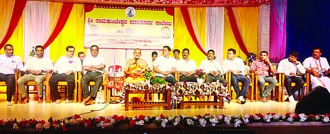 ಶ್ರೀ ರಾಮಕುಂಜೇಶ್ವರ ಪ.ಪೂ. ಕಾಲೇಜು ಮತ್ತು ಪ್ರೌಢಶಾಲಾ ವಾರ್ಷಿಕೋತ್ಸವದಲ್ಲಿ ಉಡುಪಿ ಶ್ರೀ ಪೇಜಾವರ ಮಠದ ಶ್ರೀ ವಿಶ್ವಪ್ರಸನ್ನತೀರ್ಥ ಸ್ವಾಮೀಜಿ ಆರ್ಶೀವಚನ ನೀಡಿದರು.