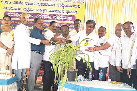 ಕೂಡ್ಲಿಗಿಯಲ್ಲಿ ರಾಜ್ಯ ಶಾಲಾ ಶಿಕ್ಷಣ ಇಲಾಖೆ ಲಿಪಿಕ ನೌಕರರು, ವಾಹನ ಚಾಲಕರು ಮತ್ತು ಡಿ-ಗ್ರೂಪ್ ನೌಕರರ ತಾಲೂಕು ಸಂಘದ ಪದಾಧಿಕಾರಿಗಳ ಪದಗ್ರಹಣ ಕಾರ್ಯಕ್ರಮಕ್ಕೆ ಸಂಘದ ಜಿಲ್ಲಾಧ್ಯಕ್ಷ ಸರ್ವೋತ್ತಮಗೌಡ ಚಾಲನೆ ನೀಡಿದರು. ತಾಲೂಕು ಅಧ್ಯಕ್ಷ ಕೆ.ವೀರೇಶ್ ಬಾಬು, ಸರ್ಕಾರಿ ನೌಕರರ ಸಂಘದ ರಾಜ್ಯ ಪರಿಷತ್ ಸದಸ್ಯ ಆರ್.ಬಿ.ಬಸವರಾಜ, ಪ್ರಾಥಮಿಕ ಶಾಲಾ ಶಿಕ್ಷಕರ ಸಂಘದ ಜಿಲ್ಲಾಧ್ಯಕ್ಷ ಬಿ.ಬಿ.ಶಿವಾನಂದ, ತಾಲೂಕು ಅಧ್ಯಕ್ಷ ಜಿ.ಕೊಟ್ರಗೌಡ, ಕಾರ್ಯದರ್ಶಿ ಟಿ.ಎಚ್.ಎಂ.ಶೇಖರಯ್ಯ, ನಿವೃತ್ತ ಬಿಇಒ ಪದ್ಮನಾಭ ಕರಣಂ ಇತರರಿದ್ದರು.