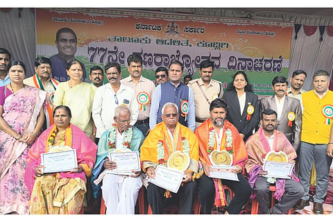 ಕೂಡ್ಲಿಗಿ ಮಹಾದೇವ ಮೈಲಾರ ಕ್ರೀಡಾಂಗಣದಲ್ಲಿ ತಾಲೂಕು ಆಡಳಿತದಿಂದ ಕೃಷಿ ಸಾಧಕರನ್ನು ಸನ್ಮಾನಿಸಲಾಯಿತು. ಶಾಸಕ ಡಾ.ಎನ್.ಟಿ.ಶ್ರೀನಿವಾಸ್, ತಹಸೀಲ್ದಾರ್ ವಿ. ಕೆ.ನೇತ್ರಾವತಿ, ಡಿವೈಎಸ್ಪಿ ಮಲ್ಲೇಶ್ ದೊಡ್ಡಮನಿ, ತಾಪಂ ಇಒ ನರಸಪ್ಪ, ಸರ್ಕಾರಿ ನೌಕರರ ತಾಲೂಕು ಅಧ್ಯಕ್ಷ ಎಸ್.ವೆಂಕಟೇಶ, ಕೃಷಿ ಇಲಾಖೆ ಸಹಾಯಕ ನಿರ್ದೇಶಕ ತೇಜವರ್ಧನ, ಬಿಇಒ ಮೈಲೇಶ್ ಬೇವೂರು ಇದ್ದರು.